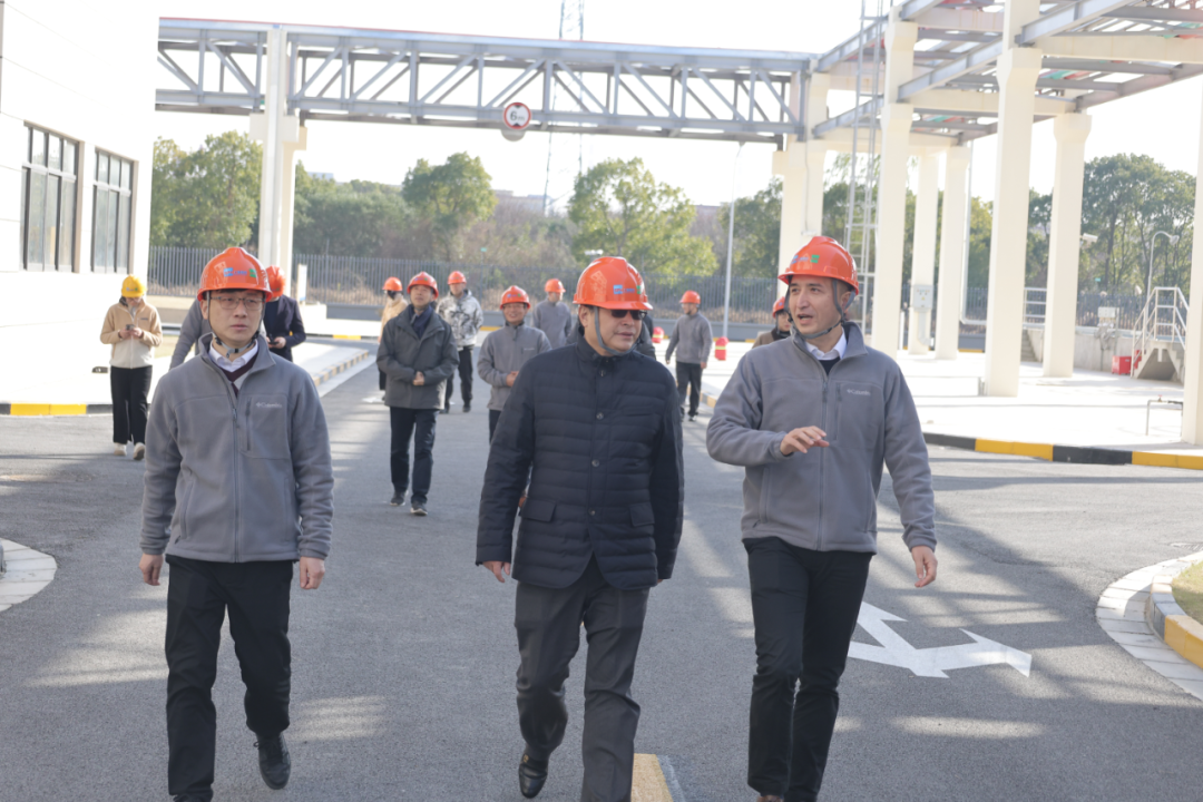 上海医药杨秋华董事长一行调研上药金山绿色制药精品基地